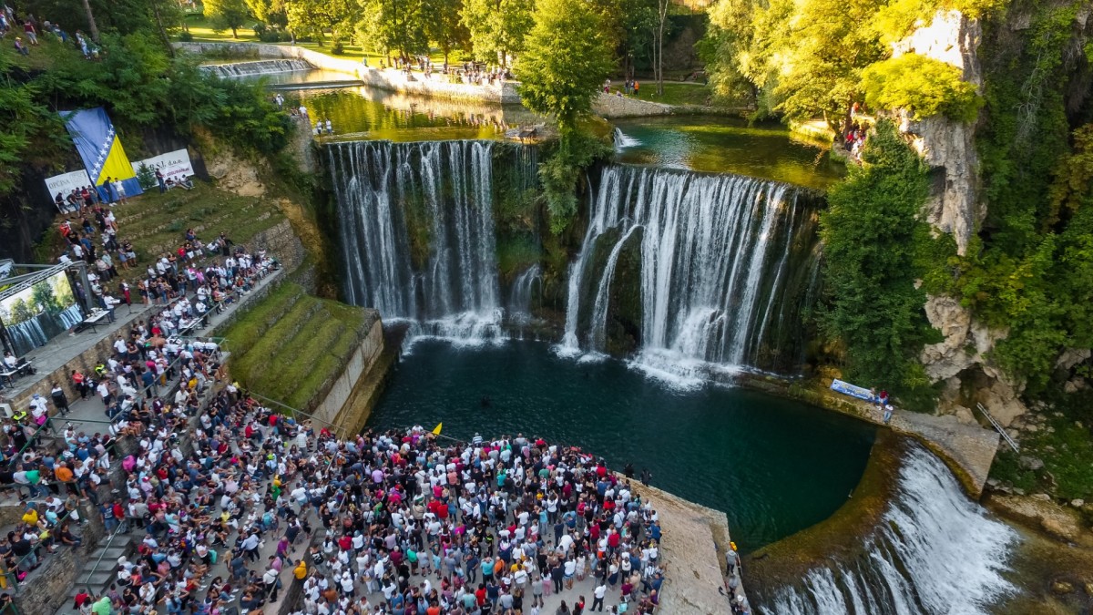 Danas skokovi sa veličanstvenog vodopada u Jajcu